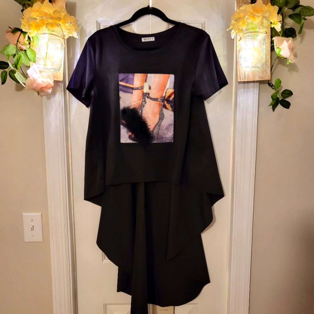 Gorgeous, unique graphic top with embedded jewels and faux 🪶 FREE 🎁